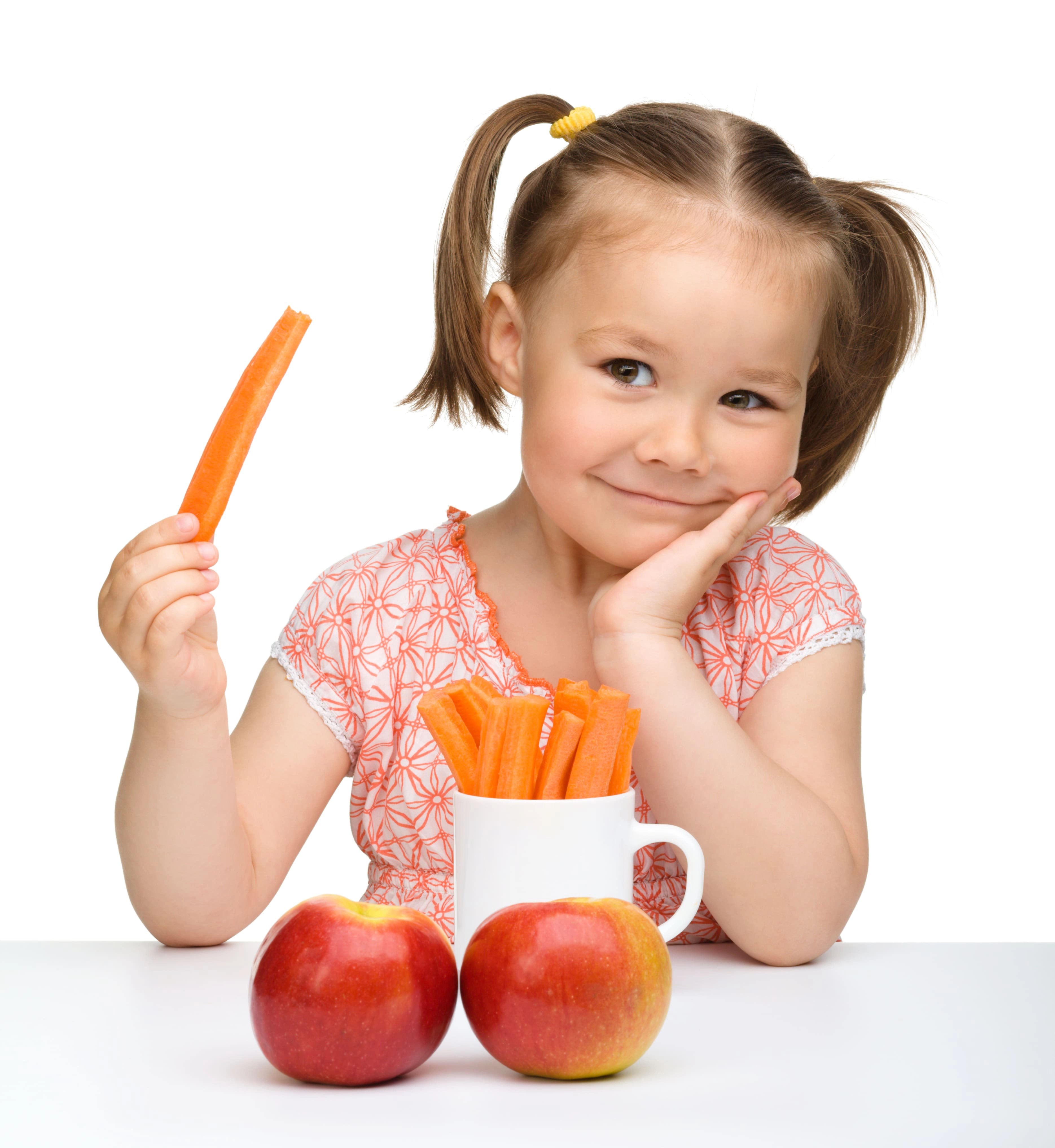 Kleines Mädchen mit Karotten und Äpfeln als Brain Food für Kinder