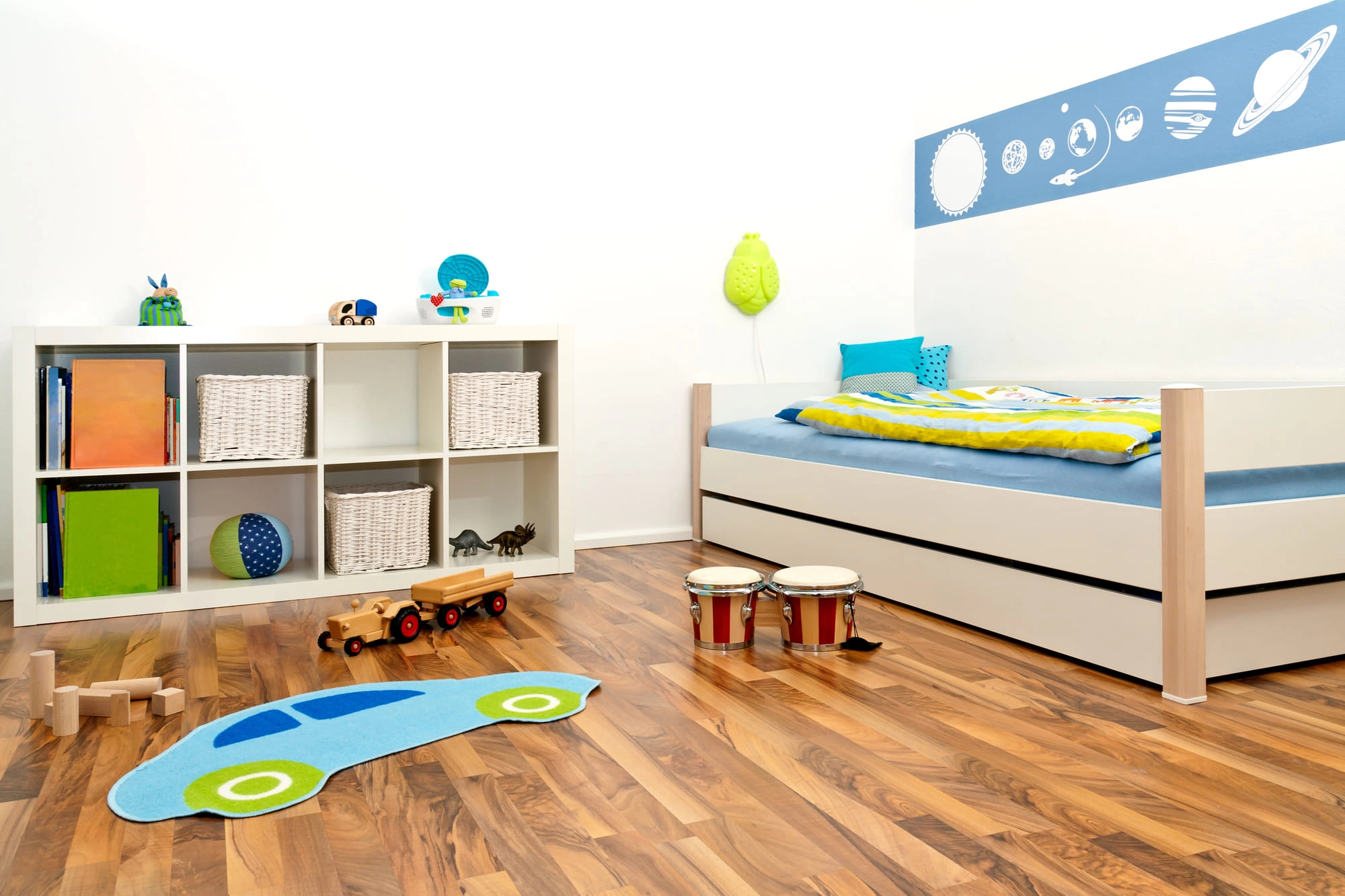 Ein gut eingerichtetes Kinderzimmer, das zum optimalen Lernen der Kinder geeignet ist