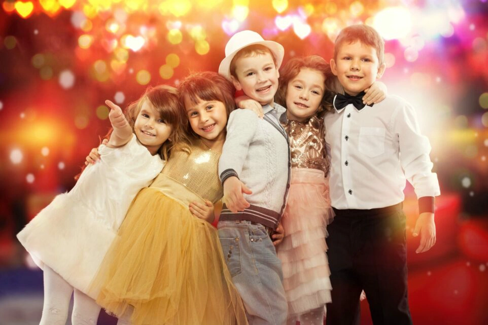 Junge Kinder in Kleidern und Hemd gekleidet um Neujahr zu feiern