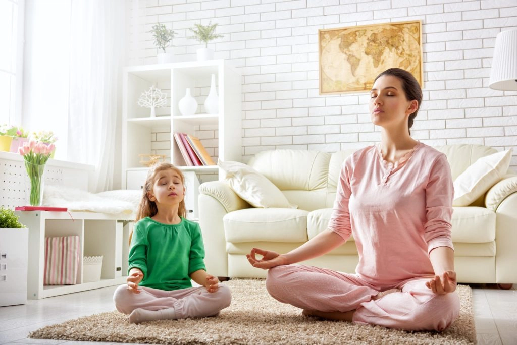 Mutter und Tochter beim Meditieren
