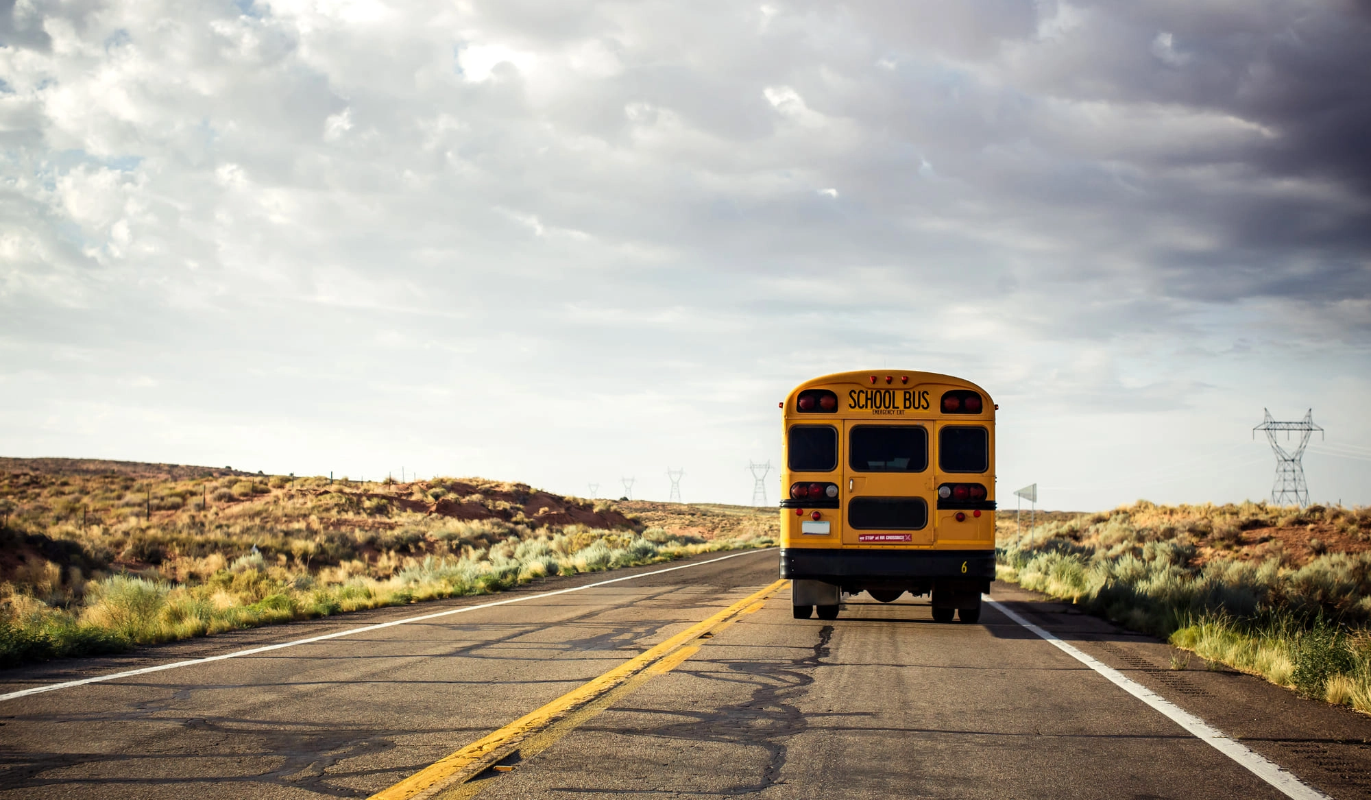 Amerikanischer Schulbus auf der Landstraße für mehr Sicherheit auf dem Schulweg