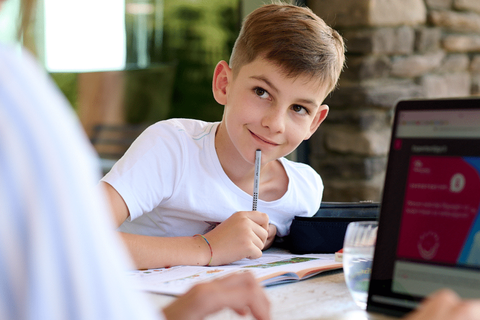 Hausaufgaben ohne Druck und Stress bearbeiten mit 3 Tipps von body'n brain damit ihr Kinder lächelt dabei